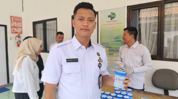 Wujudkan Lingkungan Kerja Bebas Narkoba, Lapas Indramayu Gelar Test Urine Kepada Petugas dan Warga Binaan