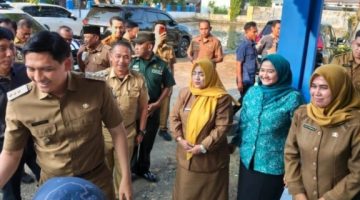 Ngantor di Kecamatan Kedokan Bunder, Bupati Lucky Hakim Bertemu Investor Hingga Kunjungi SDN 3 Kedokanagung