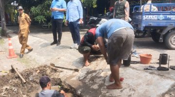 Humas Perumdam TDA Indramayu Bersama Kacab Unit PDAM Jatisawit Tinjau Lokasi Perbaikan di Desa Pawidean