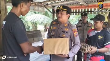 Laksanakan Kegiatan JALUR, Polsek Tandun Salurkan Bansos Kepada Warga Desa Puo Raya
