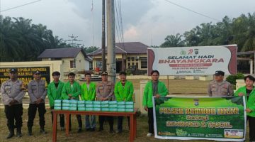 Raih Berkah Ramadhan, Polres Rohul dan Mahasiswa Tebar Kepedulian dengan Membagikan Sembako dan Takjil